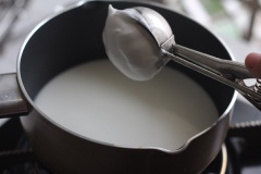 Đun 300 ml sữa ấm nóng (không để sôi). Dùng muỗng hoặc ice-cream scoop tạo hình vào cho vào nồi sữa. Nấu khoảng 3 phút thì lật mặt và nấu tiếp 3 phút nữa thì vớt ra.