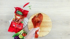 Đợi dầu nóng cho đùi gà tây xông khói Legourmet 1kg vào áp chảo cho đến khi đùi gà có màu vàng đẹp mắt. Gắp ra để nguội, rồi đặt đùi gà lên thớt cắt thành lát.