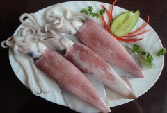 Rau răm nhặt lá rửa sạch. Gừng nạo vỏ thái sợi nhỏ. Mực ống làm sạch, rửa sạch để ráo nước. Dùng 1/2 chỗ gừng thái chỉ nhồi vào bụng mực và để 1 lớp lót ở vỉ hấp, cho mực và râu mực lên trên hấp tới khi mực vừa chín. Để lâu quá mực sẽ bị khô và dai khi ăn.