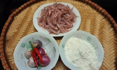 Tỏi và hành tím bóc vỏ, rửa sạch, bằm nhỏ. Ớt rửa sạch, xắt lát nhỏ.