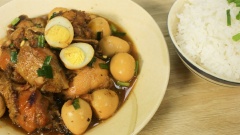 Múc ra tô rồi rắc thêm chút hành lá lên món ăn. Như vậy, món gà kho trứng cút đã hoàn thành rồi, thật là thơm lừng gian bếp phải không nào bạn có thể ăn cùng với cơm được rồi nè, nếu có thêm tô canh bầu đi cùng nữa thì bữa cơm thật là tuyệt vời luôn đó.