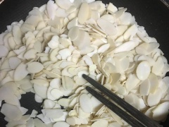 Cho 1 lít nước lọc vào nồi, cùng 90gr đường phèn, khuấy đều cho đường tan hết. Để nước đường nguội, thì cho vào 1 lon vải, khuấy đều, cho vào tủ lạnh. Cho 40gr hạnh nhân lát lên chảo, rang cho hạnh nhân vàng, giòn đều. Để hạnh nhân nguội.