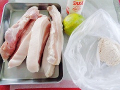 Sơ chế thịt heo chiên giòn: Rửa sạch thịt. Nấu 1 nồi nước cùng với sả, hành, gừng, muối, tiêu và nước mắm trong 3 phút, sau đó cho miếng thịt heo vào luộc lửa vừa. Luộc khoảng 15 phút là vớt thịt ra. Để lên đĩa, lau khô, để qua đêm trong ngăn mát tủ lạnh hay để nơi nào thoáng mát (nhớ để miếng da lên trên).