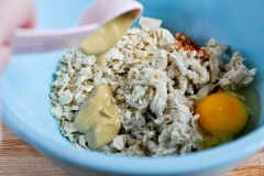 Bánh quy lạt bẻ vụn. Thịt cua cho vào bát cùng với trứng gà, bột ớt, muối, tiêu, bánh quy bẻ vụn, sữa chua, mù tạt. Trộn đều và vo viên hỗn hợp. Bắc chảo lên bếp cùng dầu olive, áp chảo bánh chả cua cho chín vàng 2 mặt.