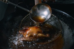 Sau đó để ra đĩa cho phần gia vị sốt ngấm vào thịt chim, phần da khô lại chừng 120 phút. Đặt chảo sâu lòng lên bếp, cho chim vào chiên vàng. Lượng dầu cần dùng phải ngập mặt chim. Chiên ở lửa nhỏ, thỉnh thoảng dùng muỗng chan 1 lớp dầu lên thân chim câu để đảm bảo phần da được giòn và vàng đều.