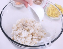 Múc cơm ra tô, để nguội. Thêm 2 muỗng canh nước, 1/2 muỗng cà phê muối, 1/2 muỗng cà phê hạt nêm vào, trộn đều.