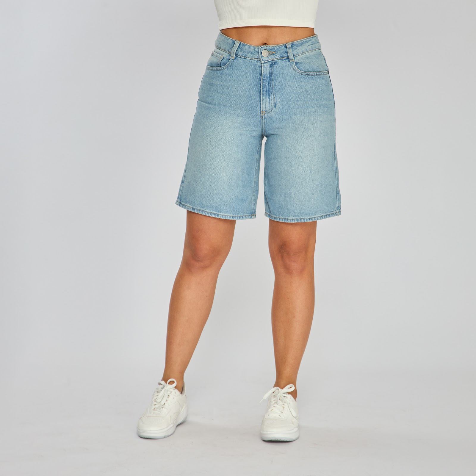Short largo tipo torero cargo en denim rígido, color azul claro - Vista 3