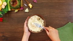Tán mịn 150gr đậu hũ trắng, sau đó cho 4 loại rau củ trụng cùng nấm mèo vào chung, nêm 10gr hành boa rô, 1 muỗng canh Hạt nêm nấm hương chay Knorr, 1/4 muỗng canh tiêu rồi trộn đều. Nhồi nhân vào 2 bông atiso.