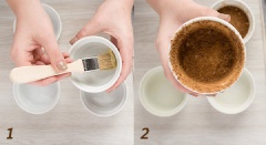 Trước khi làm bánh, hãy làm nóng lò ở nhiệt độ 175°C. Dùng chổi quét bơ để lót một lớp bơ hoặc dầu dừa trong các khuôn ramekin. Sau đó, rắc một lớp đường dừa mỏng vào trong các khuôn bánh.