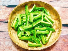 Khổ qua đem rửa sạch sẽ rồi cắt bỏ 2 đầu, bổ đôi rồi moi bỏ hết ruột và hạt khỏ qua sau đó rửa sơ qua, thái khổ qua thành những thanh dài hoặc bạn có thể thái khoanh vừa mỏng đều được.