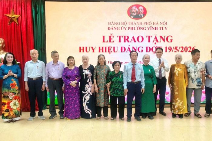 Đảng ủy phường Vĩnh Tuy trao tặng Huy hiệu Đảng đợt 19/5 - Đài Phát thanh và truyền hình Hà Nội