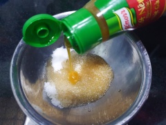 Ướp gà: gà đã rửa sạch ướp cùng hành tím, ớt hiểm, gừng, sả, đường, bột ngọt và tất nhiên không thể thiếu xốt nêm thị gà Knorr đậm vị thơm ngon. Ướp gà khoảng 3 - 4 tiếng cho thấm gia vị.