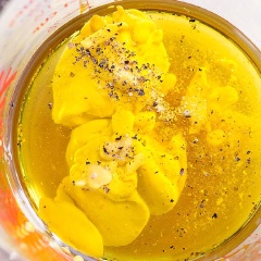 Cho 4 muỗng mật ong, 2 muỗng canh mù tạt vàng, 4 muỗng canh dầu olive, 1 muỗng canh giấm trắng, 1 muỗng canh nước cốt chanh, 2 muỗng canh nước, 1/2 muỗng cà phê muối, 1/2 muỗng cà phê tiêu vào trong tô, khuấy cho tan đều và hỗn hợp hòa quyện vào nhau.