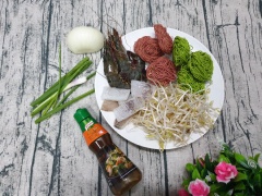 Chuẩn bị đủ nguyêt liệu. Xong thì trụng mì trước cho chín vớt ra để ráo.