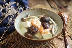 Canh đậu hũ tôm nấm mang hương vị thanh mát, thơm lừng mùi hương nấm và đặc biệt ăn cùng đậu hũ mềm mềm rất tốt cho sức khỏe đấy. Chị em nội trợ nhanh tay lưu ngay công thức lại và nấu ăn nhé.