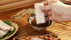Thành phẩm: Bánh đúc lạc có màu trắng ngà, hơi trong, thấy được những viên lạc hồng hồng xinh xắn. Bánh mềm dẻo và có độ giòn đặc trưng nhờ nước vôi trong. Món ăn dân dã này chấm cùng tương bần hoặc mắm tôm là thích hợp nhất.