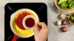 Nước sốt: Cho 50gr nước cốt tắc vào chảo nhỏ, thêm 80gr đường vào nấu đến khi hỗn hợp sôi. Tiếp tục cho 10gr ớt bột và 20gr nước mắm, dùng muỗng khuấy đều. Nấu đến khi nước sốt hơi sệt lại thì tắt bếp để nguội.