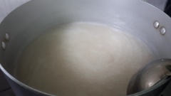 Đặt nồi thạch rau câu lên bếp bật lửa vừa, đảo liên tục để thạch không lắng dưới đáy nồi gây khét. Nấu thạch sôi 15 phút ta cho hỗn hợp sữa tươi, đường, nước cốt dừa, sữa đặc, whipping cream, kem sữa béo Richs vào quậy đều, chờ hỗn hợp sôi lại ta bớt lửa nhỏ nhất để giữ nóng thạch.