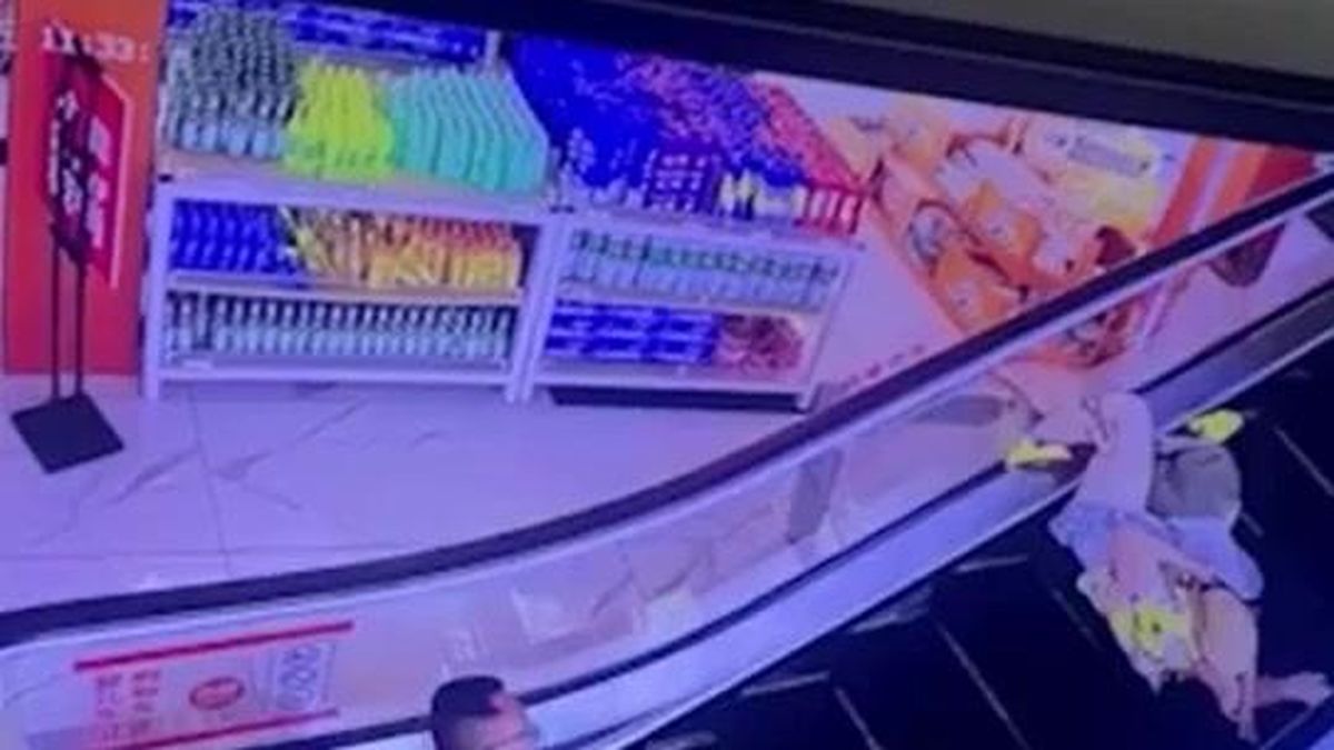 Nam thanh niên lao tới bấm nút khẩn cấp, cứu 2 mẹ con thoát nạn trên thang cuốn - Tạp chí Doanh Nghiệp Việt Nam