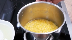Trước khi làm bánh kén đậu xanh đem đổ đậu xanh cà vỏ (đậu xanh không vỏ) vào nồi, đậu thật nhiều nước. Đun sôi đều rồi tắt bếp. Chắc nước và bọt khỏi nồi đậu xanh, giữ lại lượng nước xâm xấp, đậu cách mặt nước khoảng 3mm. Rắc vào ít muối, nhấc nồi xốc đều. Đậy nắp vung nồi, đun ở nhiệt đậu thấp trong khoảng 20 phút thì đậu sẽ chín.