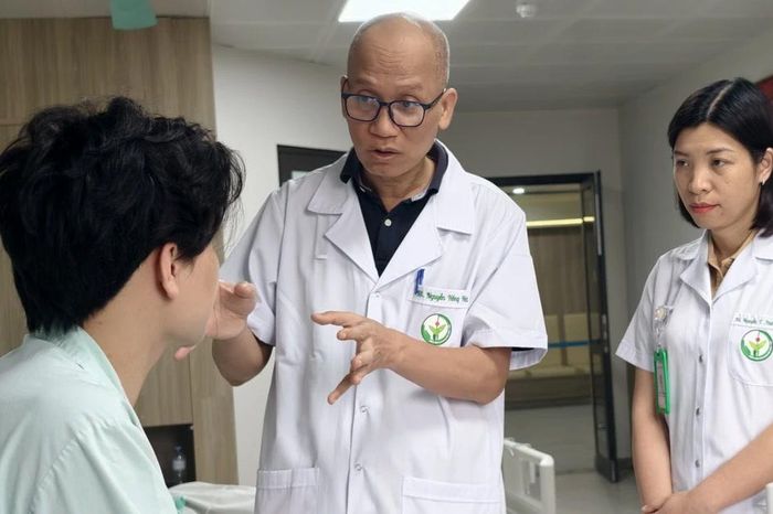 Nghẹt thở cấp cứu bệnh nhân 25 tuổi bị 2 chiếc đũa đâm sâu vào 2 mắt - Báo Tri thức &amp; Cuộc sống