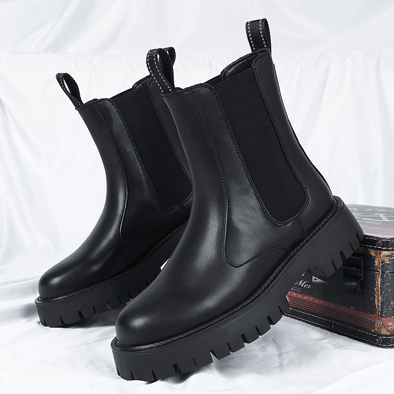 Sturdy Chelsea boots with platform sole