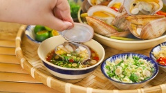 Như vậy, với cách làm trên bạn đã có ngay một bát nước chấm ốc Hà Nội thơm ngon, đậm đà, hòa quyện vị chua, cay, mặn, ngọt. Ăn kèm với đĩa ngao hai cồi hấp sả nóng hổi, chấm với bát nước mắm thơm nồng thì còn gì bằng!
