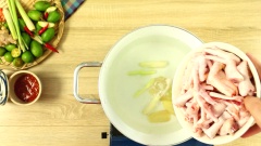 Rửa sạch 500gr chân gà, cắt móng, chặt đôi. Cho chân gà vào luộc cùng với một ít gừng và sả cho thơm. Luộc chân gà 10 phút đến khi chín vớt ra ngâm vào nước lạnh cho giòn, sau đó vớt ra để ráo.