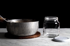 Cho hỗn hợp ớt vào lọ thủy tinh và để được khoảng 2 tuần. Khi ăn bạn chỉ cần múc ớt ra cho vào chén nước chấm hoặc món ăn để làm tăng thêm hương vị. Sốt ớt cay kiểu Hoa này rất dễ làm nhưng hương vị lại cực kì ngon khi kết hợp với nước chấm đấy. Các mẹ nội trợ nhanh tay làm cho mình một hũ nhé.