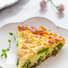 Khi ăn, bạn cắt trứng ra thành miếng nhỏ như bánh pizza rồi thưởng thức nhé. Món này ngon nhất là khi được chấm với tương ớt, tương cà đấy.