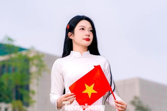 Hà Nội dịu mát ngày Giỗ Tổ, người dân thảnh thơi dạo phố - Báo Tiền Phong