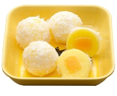 Gắp bánh vào đĩa. Từng miếng bánh mềm, dẻo cùng nhân xoài ngọt lịm chắc chắn sẽ giúp bạn ngon miệng và vui vẻ khi thưởng thức.