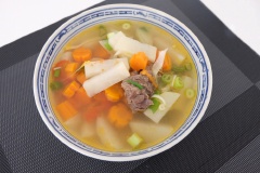 Múc canh su hào ra bát, dùng nóng. Với cách chế biến đơn giản nhưng đảm bảo món canh này sẽ giúp cả nhà ấm bụng trong những ngày tiết trời chuyển mùa mưa nắng thất thường như thế này đấy!