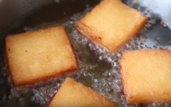 Bắc một chảo dầu với nhiều dầu, khi chảo nóng thì thả các miếng sandwich vào rồi chiên đến khi vàng đều thì lấy ra. Sau khi chiên xong các miếng còn lại thì bày ra dĩa, là bạn có thể dùng.