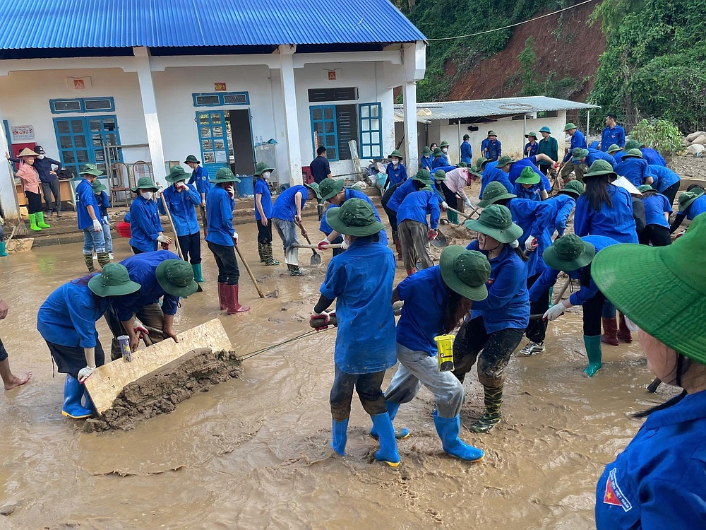 Tuổi trẻ Trường Đại học Tây Bắc phát huy tinh thần tình nguyện, xung kích vì cộng đồng, tham gia hỗ trợ khắc phục hậu quả mưa lũ