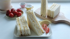 Dùng dao cắt bánh sandwich thành 2 nửa hình tam giác, thêm một ly sữa hoặc nước trái cây nữa là các bạn có ngay bữa ăn đầy đủ dinh dưỡng rồi đấy. Cách làm lại vô cùng đơn giản, nguyên liệu vừa rẻ vừa dễ mua. Vị bùi bùi của trứng hòa quyện cùng vị béo ngậy của sốt mayonnaise rất ngon và hợp vị, ngại gì không thử cơ chứ!