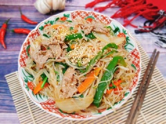 Cho miến trộn ra dĩa, để món ăn bắt mắt và thơm hơn bạn hãy cho một ít mè rang lên trên nữa nhé! Miến trộn thịt bò thơm ngon thích hợp cho bữa sáng dinh dưỡng và ngon miệng nhé!