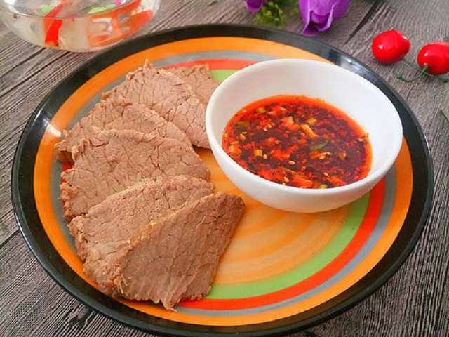 Thịt Bò Thăn Luộc Chấm Sốt Sa Tế