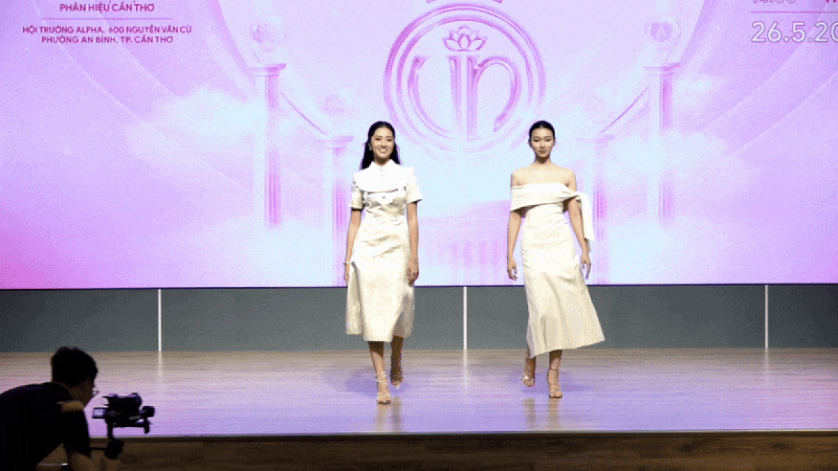 Bước catwalk làm bùng nổ hội trường của Hà Trúc Linh, Huyền Cơ - Báo Tiền Phong