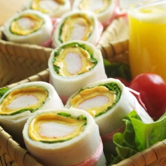 Vậy là xong. Giống kimbap không nè! Đích thị là hương vị mùa hè tràn về rồi đó!