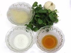 Trộn đều 2 muỗng cà phê đường, 2 muỗng cà phê nước mắm, 2 muỗng cà phê nước cốt chanh, 1 muỗng cà phê tỏi băm và lá bạc hà băm nhỏ để làm nước trộn.