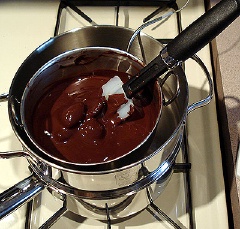Chocolate đen hấp cách thủy trong nồi cho tan chảy.