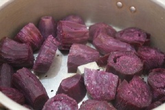 Khoai lang rửa sạch, cắt khúc, cho vào nồi, hấp chín hoặc đến khi thấy khoai lang bở là được. Lấy khoai lang ra, nghiền nhuyễn, trộn đều với đường trắng và nước cốt dừa.