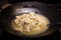 Hòa tan 1 muỗng canh bột bắp với 2 muỗng canh nước. Bật bếp trở lại và chế nước bột bắp vào chảo nước canh, tiếp tục nấu đến khi nước hơi sệt lại thì cho phi lê cá đã chín vào lại, nấu sôi thêm lần nữa thì tắt bếp, rắc chút hành lá xắt nhỏ lên trên là xong rồi đó.
