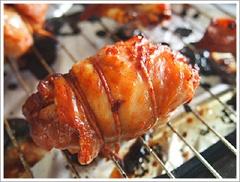 Sau khi nướng xong, bạn lấy gà ra và cắt thành lát vừa ăn. Và cuối cùng bạn chỉ việc lấy gà ra cắt rồi dùng ngay thôi. Bạn cũng có thể để ướp xong rồi hãy cuốn lại, chỉ cần không để sau khi nướng xong mới cuốn là được.