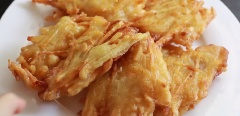 Bày trí bánh đẹp mắt là có thể thưởng thức được rồi. Bánh chuối khoai chiên giòn có thể ăn cùng với sốt tương ớt hoặc tương cà tùy thích nhé! Chiều chiều mà có món này thì thật là tuyệt vời đó. Cách làm bánh chuối khoai chiên giòn lại rất đơn giản nữa, thèm là có thể vào bếp làm ngay rồi.