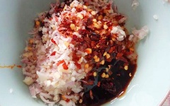 Trộn gia vị 1 muỗng canh sa tế, 1 muỗng cà phê ớt bột, sả băm, 1 muỗng cà phê tỏi băm, 1 muỗng cà phê hành tím băm, 1 muỗng cà phê mật ong, 2 muỗng canh dầu ăn, 1 muỗng canh dầu hào, 1 muỗng canh nước tương trong chén.
