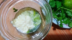 Cho tỏi, chanh, ngò rí, sốt mayonnaise và chút nước vào máy xay nhuyễn. Vỏ chanh khó để xay nhuyễn được, do vậy tốt nhất bạn nên lặp lại thao tác 3 - 4 lần. Đảm bảo tất cả được nhuyễn mịn.