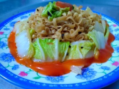 Đảo đều 1 phút nữa rồi tắt bếp, bày mì tôm xào cải thảo nhanh mà ngon ra đĩa thưởng thức.