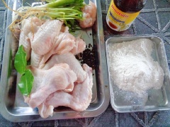 Hành lá, ngò rí và tiêu giã nhuyễn. Cánh gà rửa sạch, để ráo, chặt cánh gà làm đôi. Cho cánh gà vào bao nilon, thêm hành lá, ngò rí, tiêu giã nhuyễn cùng với các gia vị phía trên trộn đều.